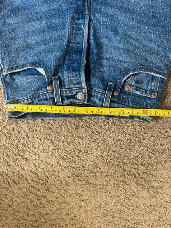 Levi’s Ribcage High-Rise Straight Ankle Jeans in Medium Blue - Picture 10 of 11